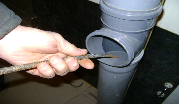 прочистка-канализационных-труб-тросом