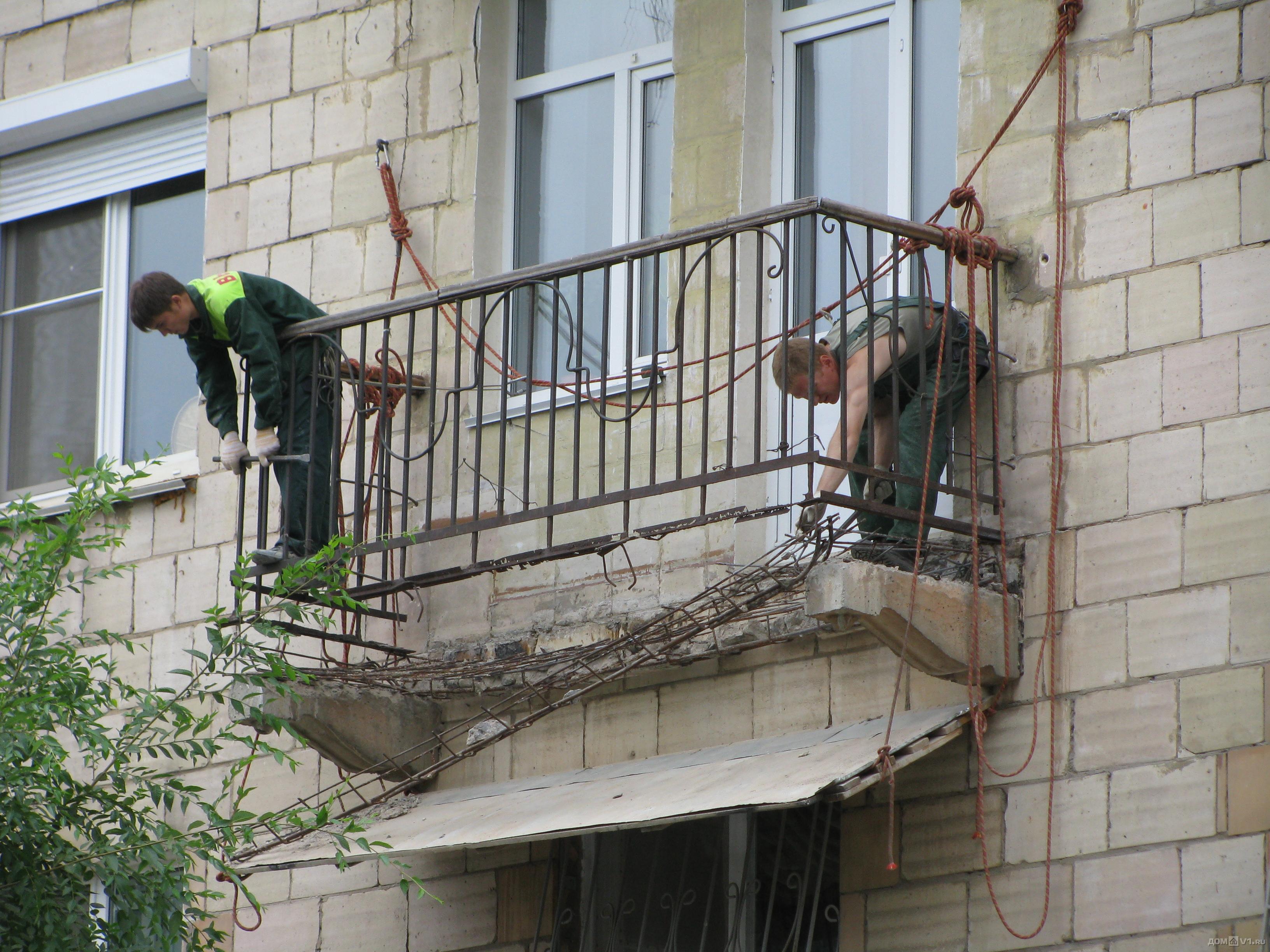 Теперь волны поднимались выше балкона. Демонтаж плиты балкона. Балкон в панельном доме. Аварийный балкон. Плита балкона в хрущевке.