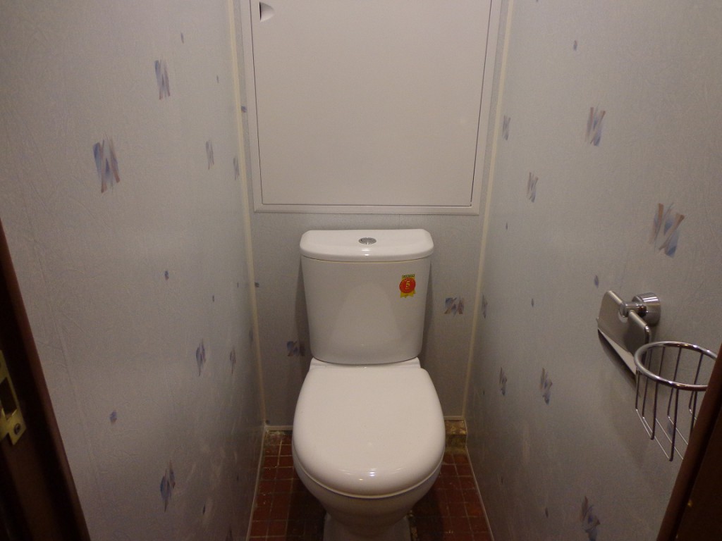 Ремонт в туалете с чего начать. Отделка туалета пластиковыми панелями. Отделка туалета стеновыми панелями. Отделка туалета панелями ПВХ. Туалет обшитый панелями ПВХ.