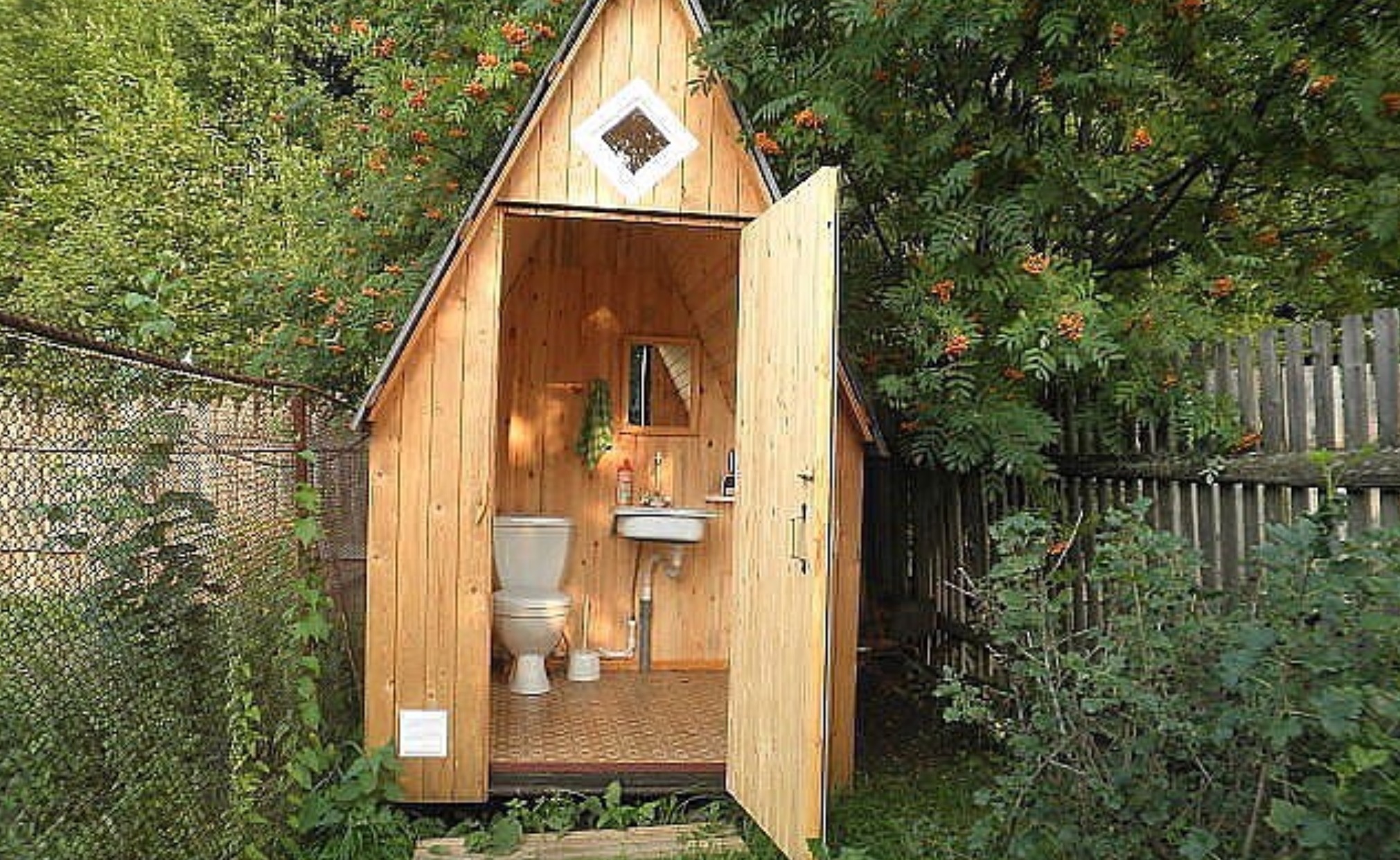 Какой лучше дачный туалет. Туалет дачный. Оригинальный дачный туалет. Туалетный домик для дачи. Туалет с умывальником на даче.