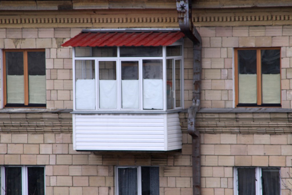 Балкон под крышей, застеклен металлопластиком и обшит сайдингом