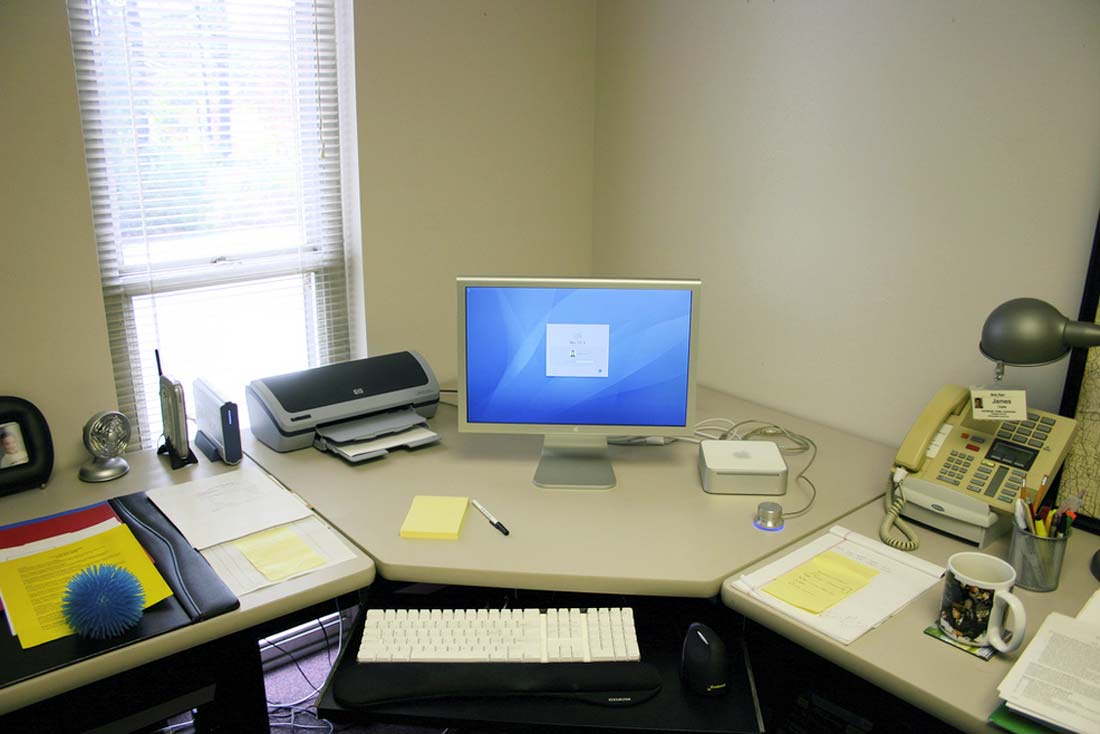 Какое было первое рабочее место. Рабочее место в офисе. Рабочее место с компьютером. Рабочее место с компьютером в офисе. Порядок на столе.