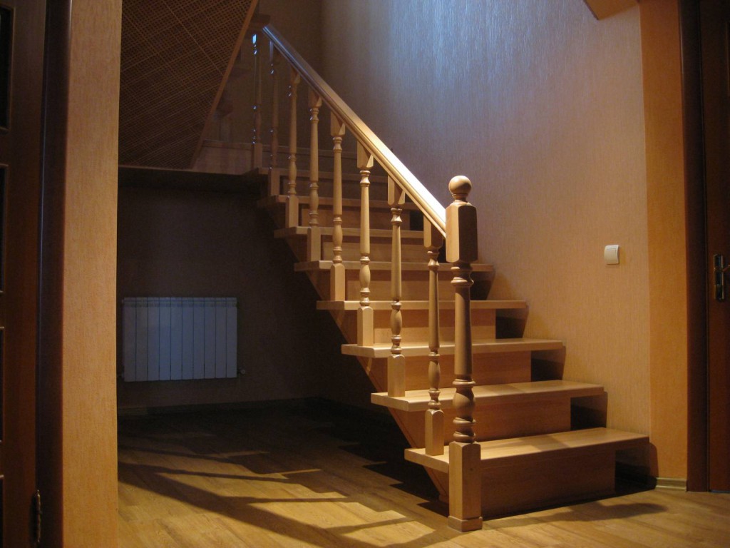 Деревянная-лестница-на-второй-этаж-1