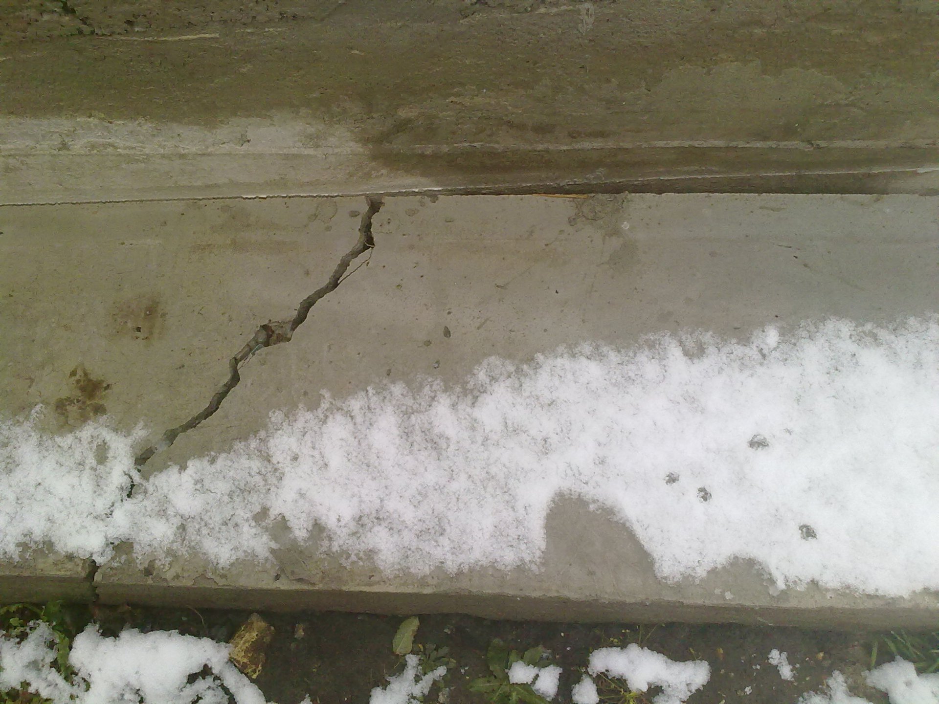Трещин на зиму. Высолы на железобетоне. Высолы на поверхности бетона. Трещины в железобетонных плитах. Разрушение бетона.