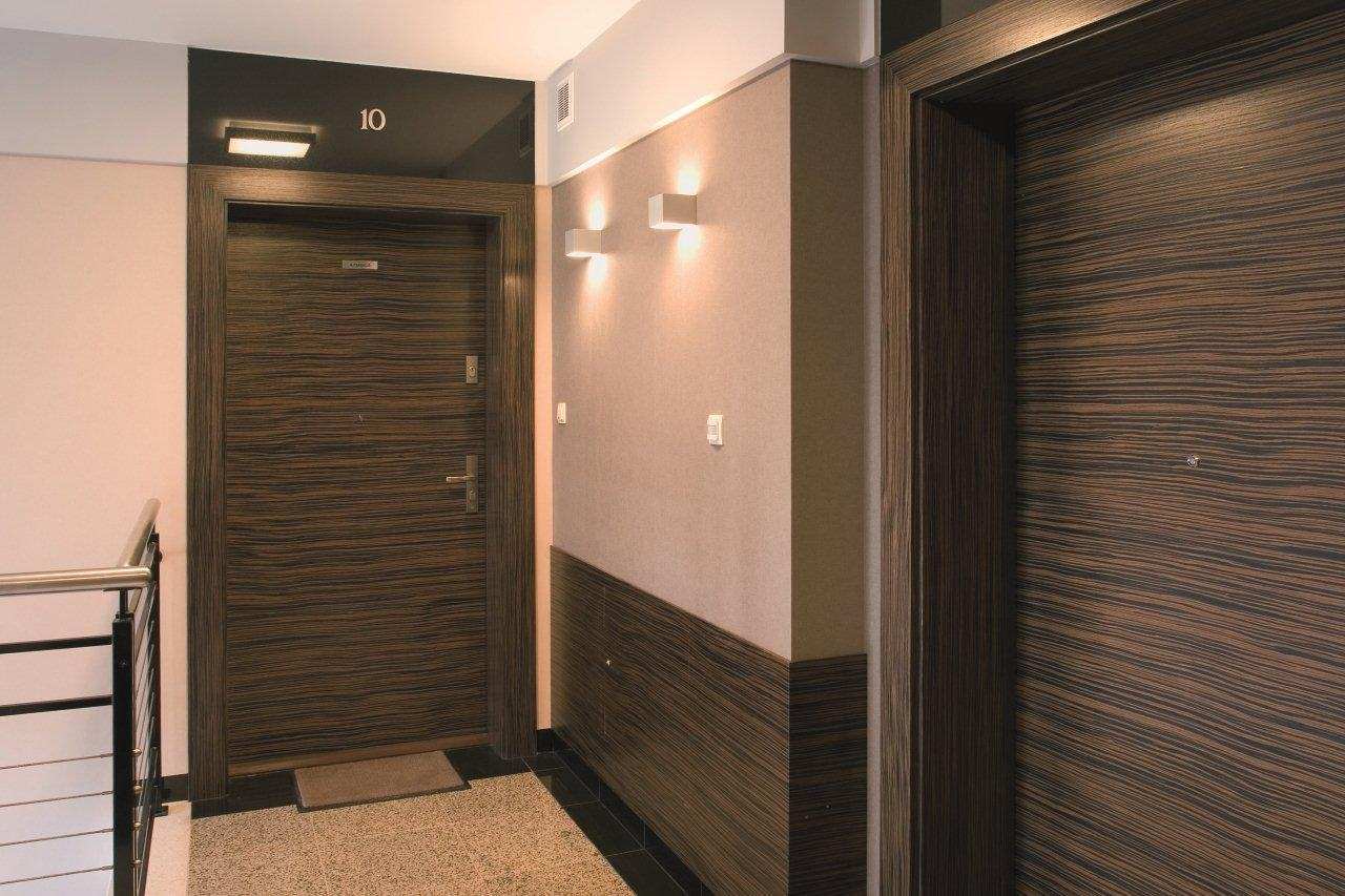 Дверь в квартиру в одинцово. Отделка стен коридора ламинатом. Панели в коридор. Прихожая отделанная ламинатом. Стены в коридоре.
