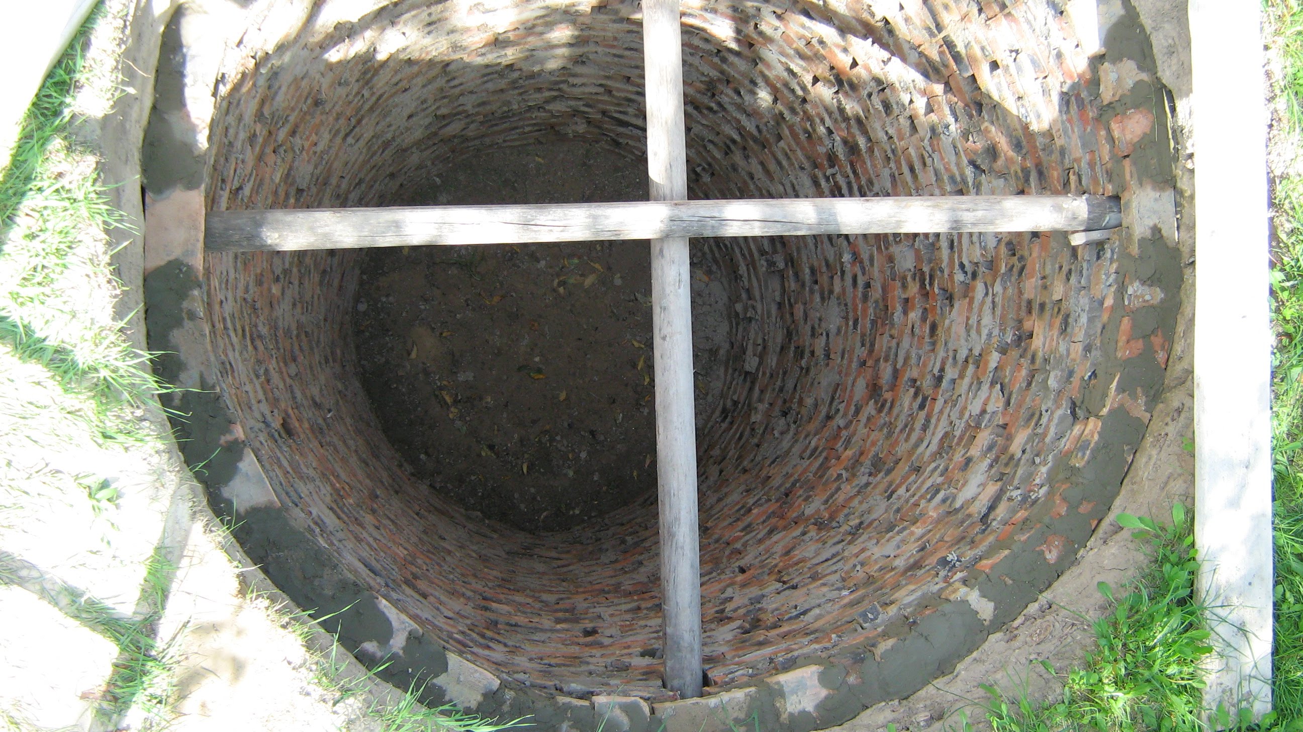 Выгребная яма полная. Щитовая опалубка круглая под колодец 1500мм. Опалубка для скважины. Опалубка для круглого септика. Опалубка для выгребной ямы.