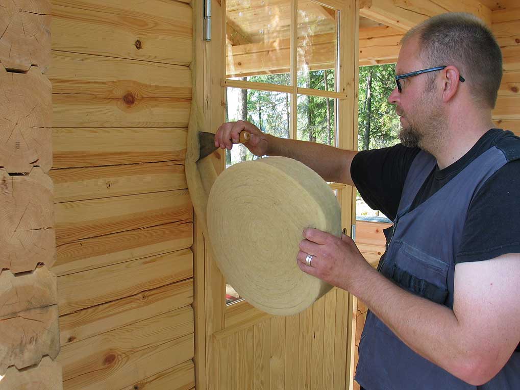 Строим деревянный дом: чем утеплять швы между бревнами
