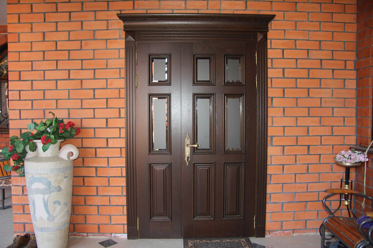 Двери дома нижний новгород. Входная дверь. Двери уличные в дом. Двери наружные деревянные. Двери наружные металлические.