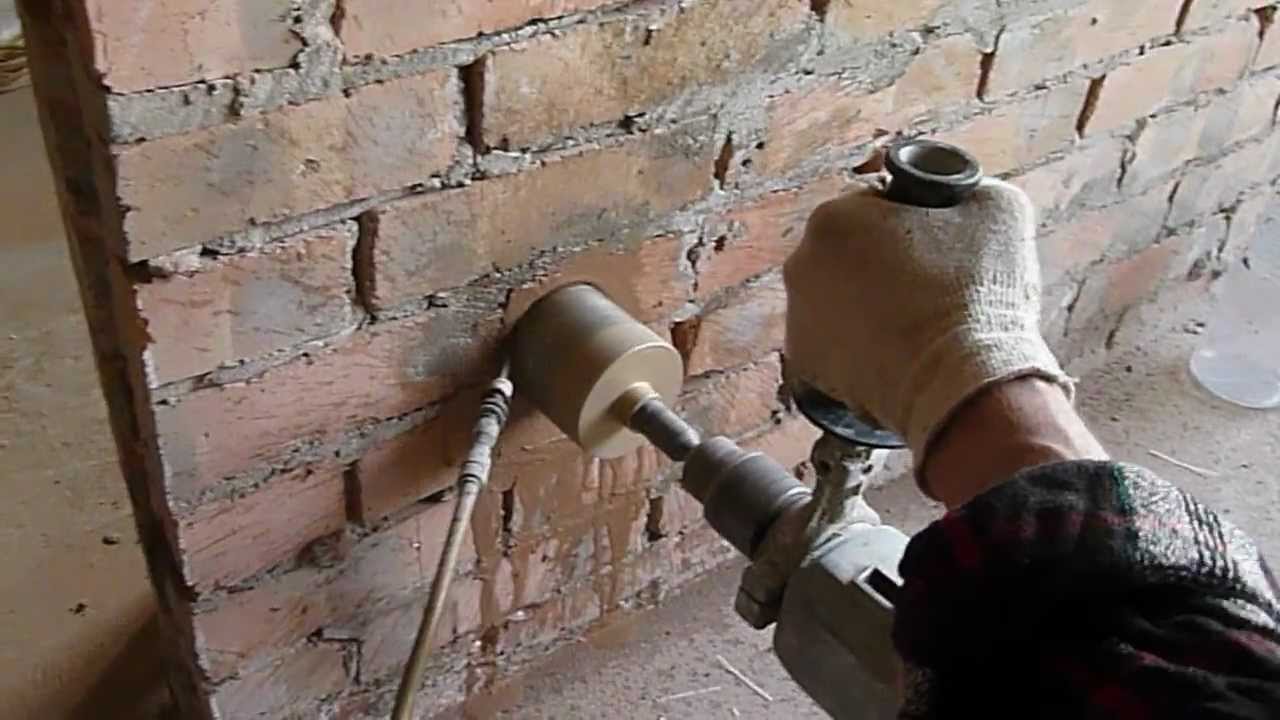 Пробить стену отверстие. Фреза для штробления бетонных стен. Сверление подрозетников в кирпиче. Сверление отверстий в стене. Отверстие в кирпичной стене.