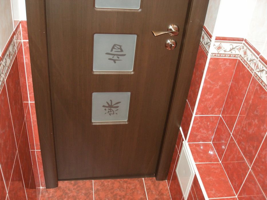 Заменили дверь в ванной. Дверь в туалет. Двери для ванной и туал. Дверь в ванную. Дверь в санузел.