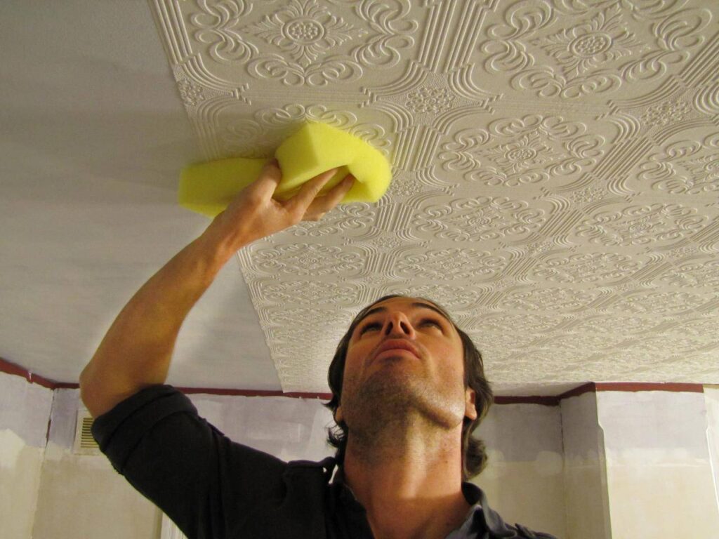 Очистка и заделка швов на потолке